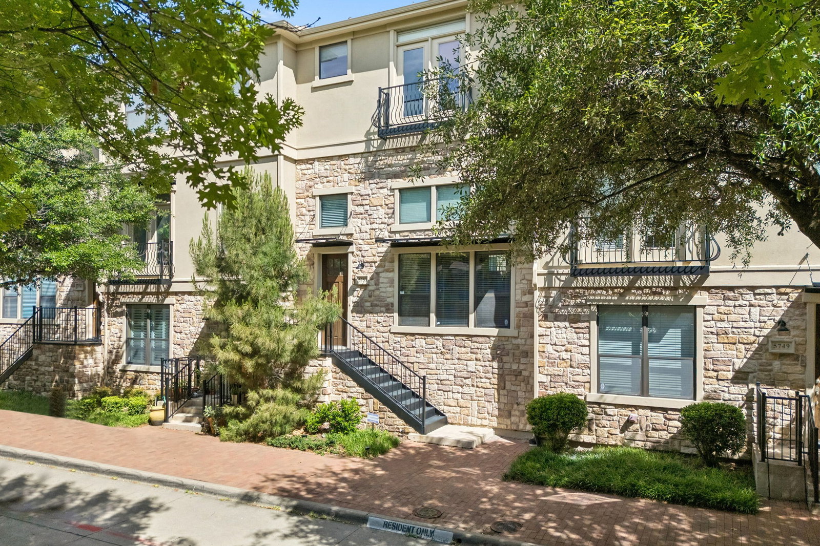 listing main photo